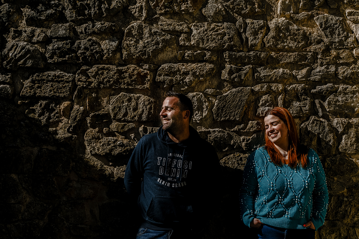 Encostados à parede banhada pelo sol, os dois olham para o lado. O brilho da luz realça os sorrisos e revela uma tranquilidade cúmplice que só quem ama conhece.