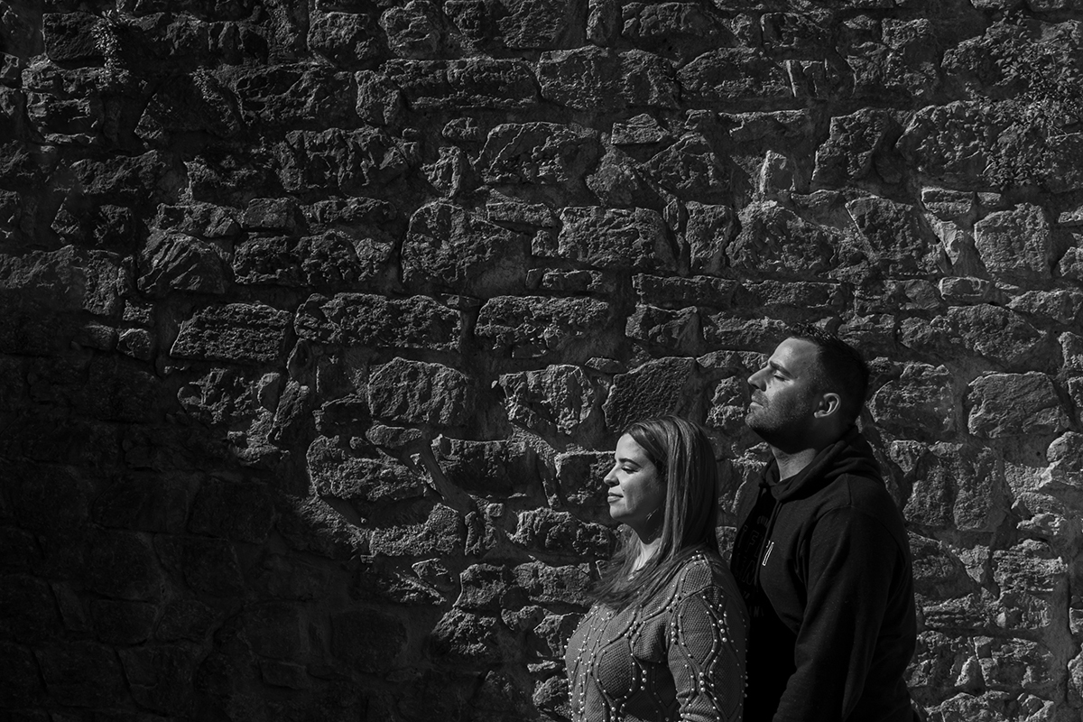 A preto e branco, com os olhos fechados e o rosto sereno, deixam-se embalar pelo calor do sol. Um retrato de presença e entrega, onde o silêncio diz tudo.