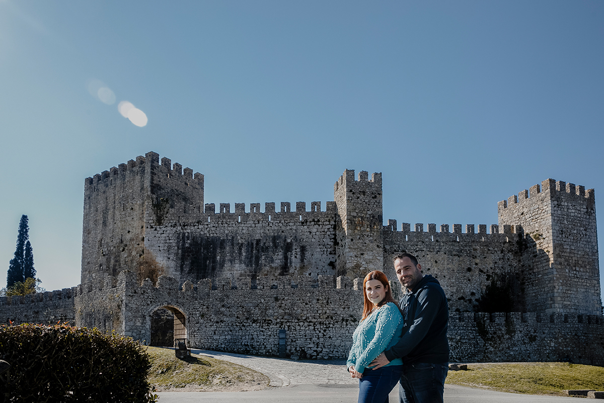 Com o castelo como pano de fundo, Ricardo segura Mónica pela cintura e ambos sorriem para a câmara. Um momento de pura felicidade, enquadrado na história e abençoado pela luz.