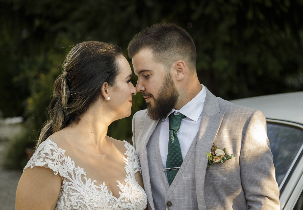 Descrição: Aqui vemos os dois do peito para cima, lado a lado com os  corpos virados para a frente mas com as caras viradas uma para a outra os dois encostam seus narizes e Ricardo fecha os olhos e Marta sorri para ele.