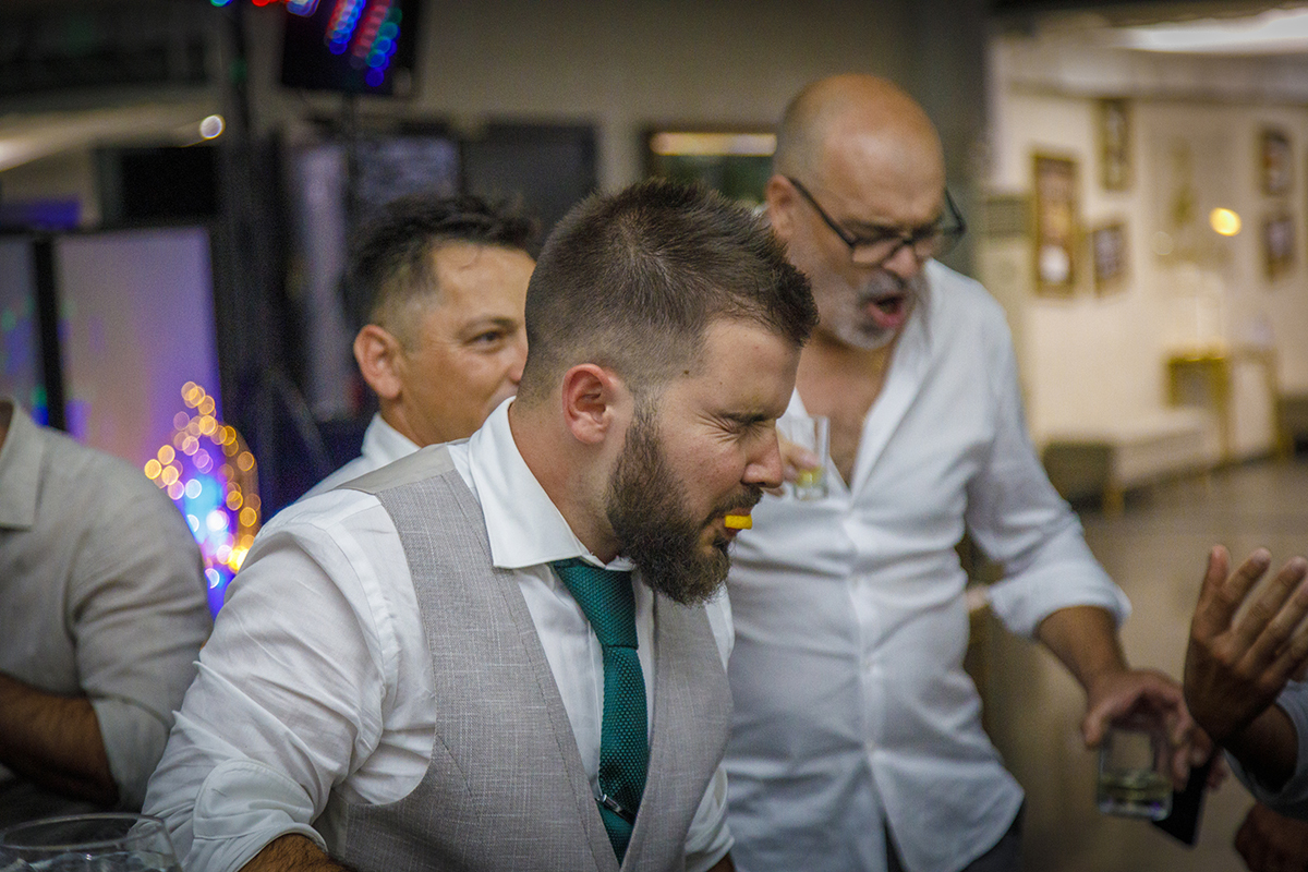 Descrição: Aqui vemos um plano mais aproximado do peito para cima e vemos o noivo com um limão na boca e com uma cara mesmo a dizer que amargooo!