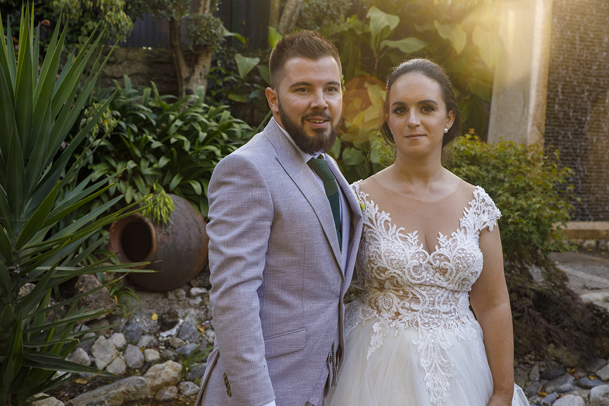 Descrição: Aqui vemos os dois sobre um cenário com um jardim com verdes e com vasos, pedras e plantas muito bonito, e depois no meio vemos os dois lado a lado virados para a câmara sérios e com sorrisos na cara e depois vemos um raio de sol a bater na len
