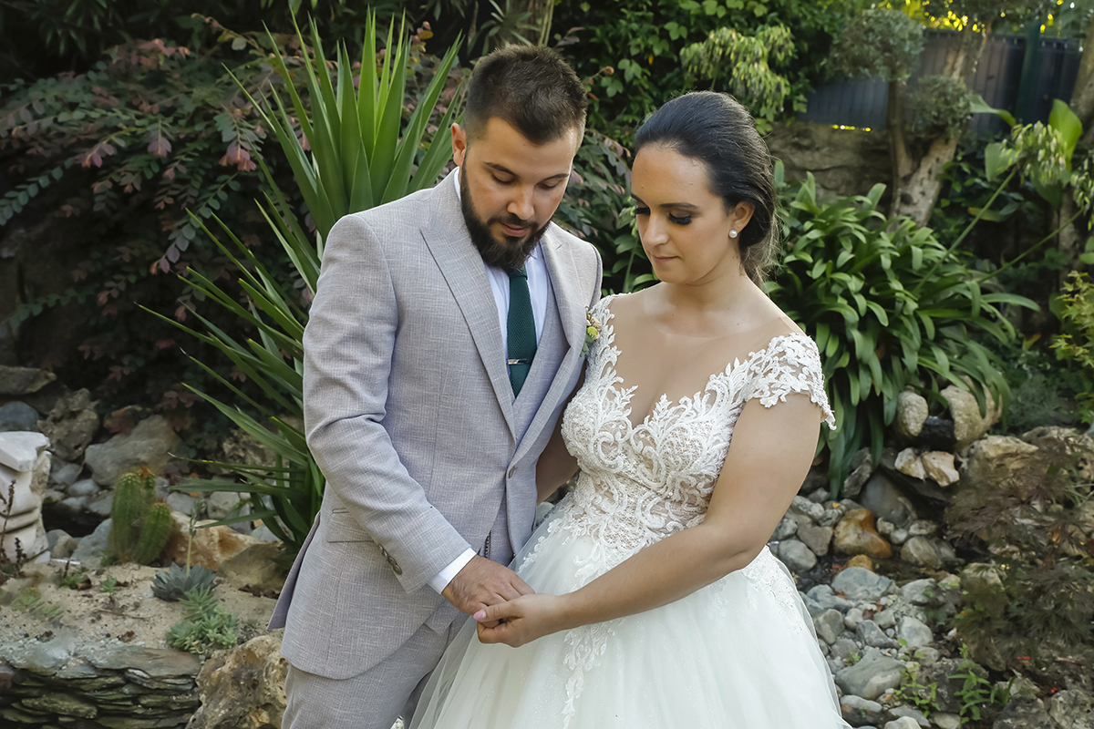 Descrição: Aqui no mesmo cenário e na mesma posição vemos os dois agora a olhar ligeiramente para baixo e com as mãos dadas olham para as mãos num momento romântico e de reflexão.