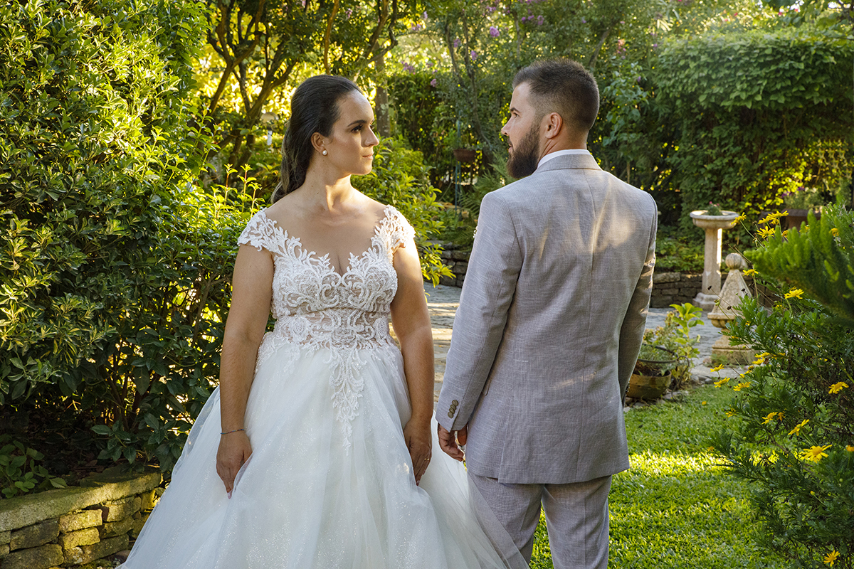 Descrição: Aqui em um plano mais próximo vemos os dois lado a lado, Marta está de frente e Ricardo está de costas e olham-se.