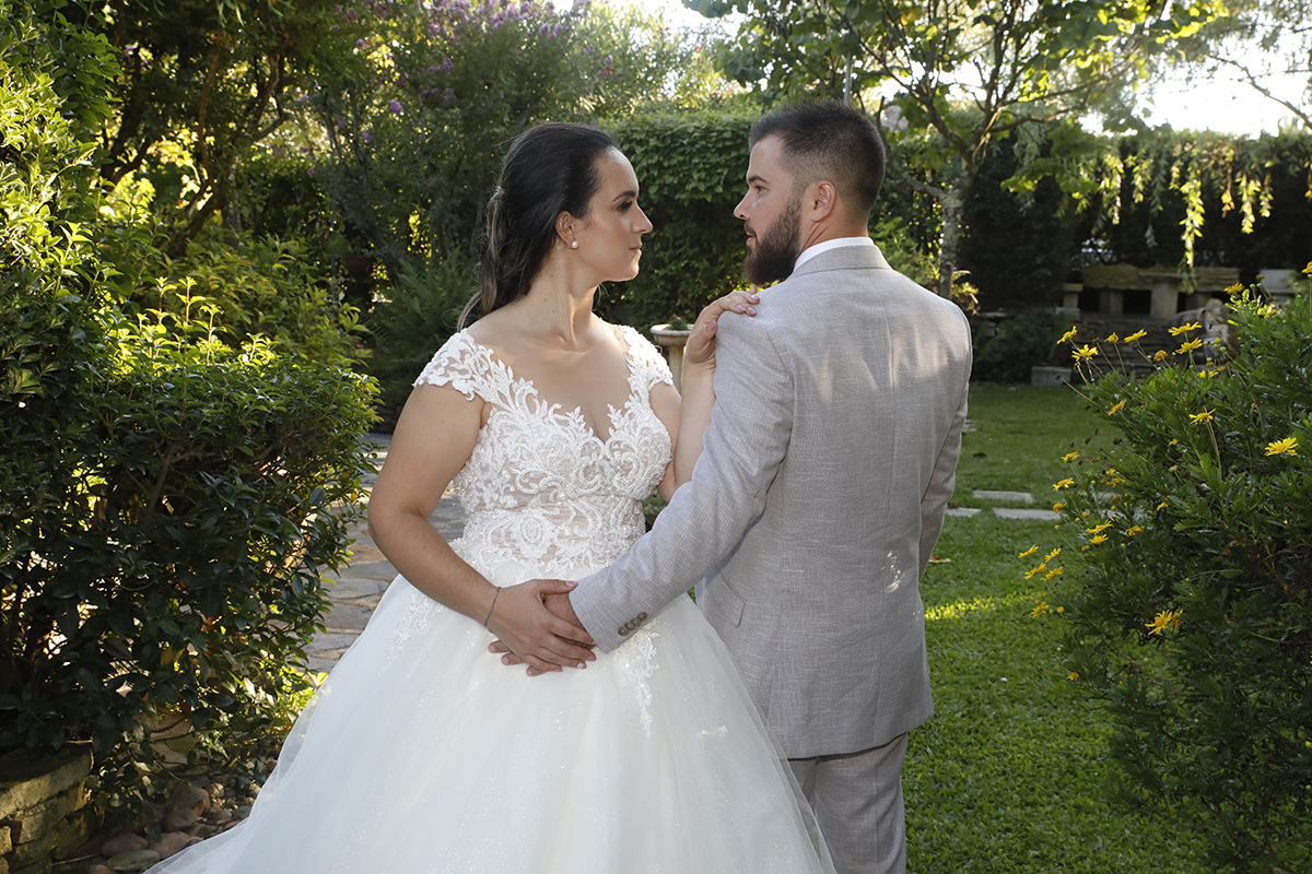 Descrição: Aqui vemos os dois na mesma posição só que agora dão as mãos e posicionam-nas na barriga da Marta e encaram-se.