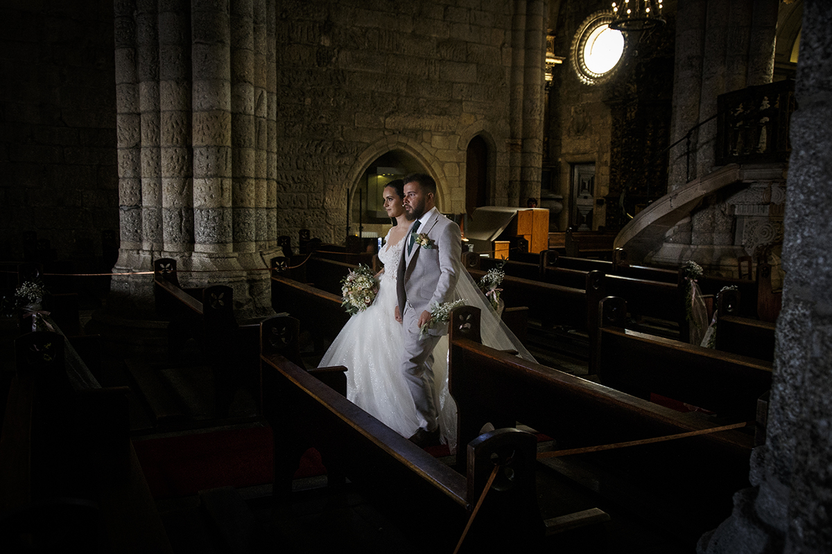 Num registo lateral e elegante, Marta e Ricardo caminham para a liberdade da porta da Sé, lado a lado, como se o mundo todo estivesse agora aberto diante deles.