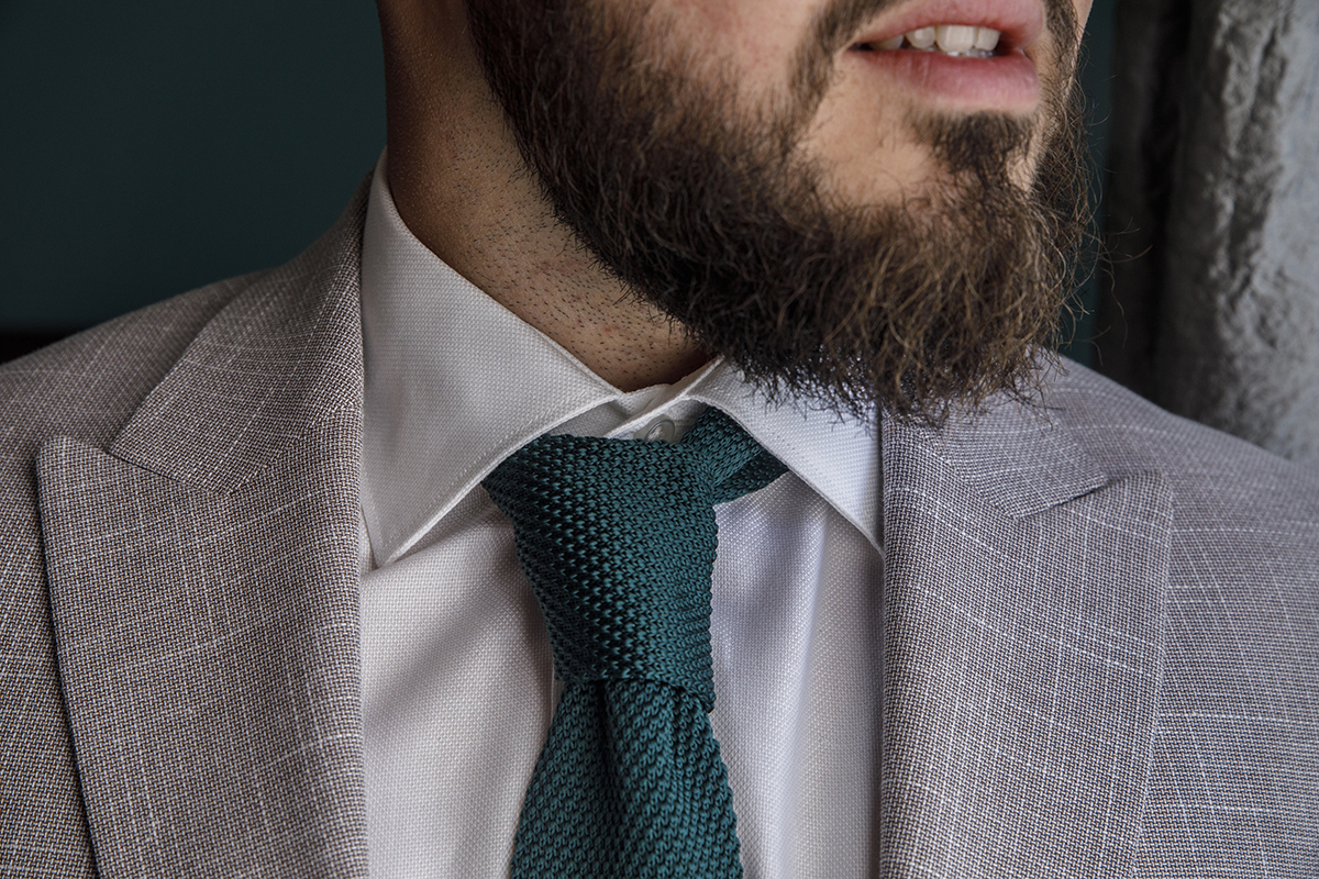 Num plano mais aproximado, do peito até à boca, a luz que entra pela janela cobre Ricardo num abraço suave enquanto ele sorri levemente e exibe a sua linda gravata verde, num momento de paz luminosa.