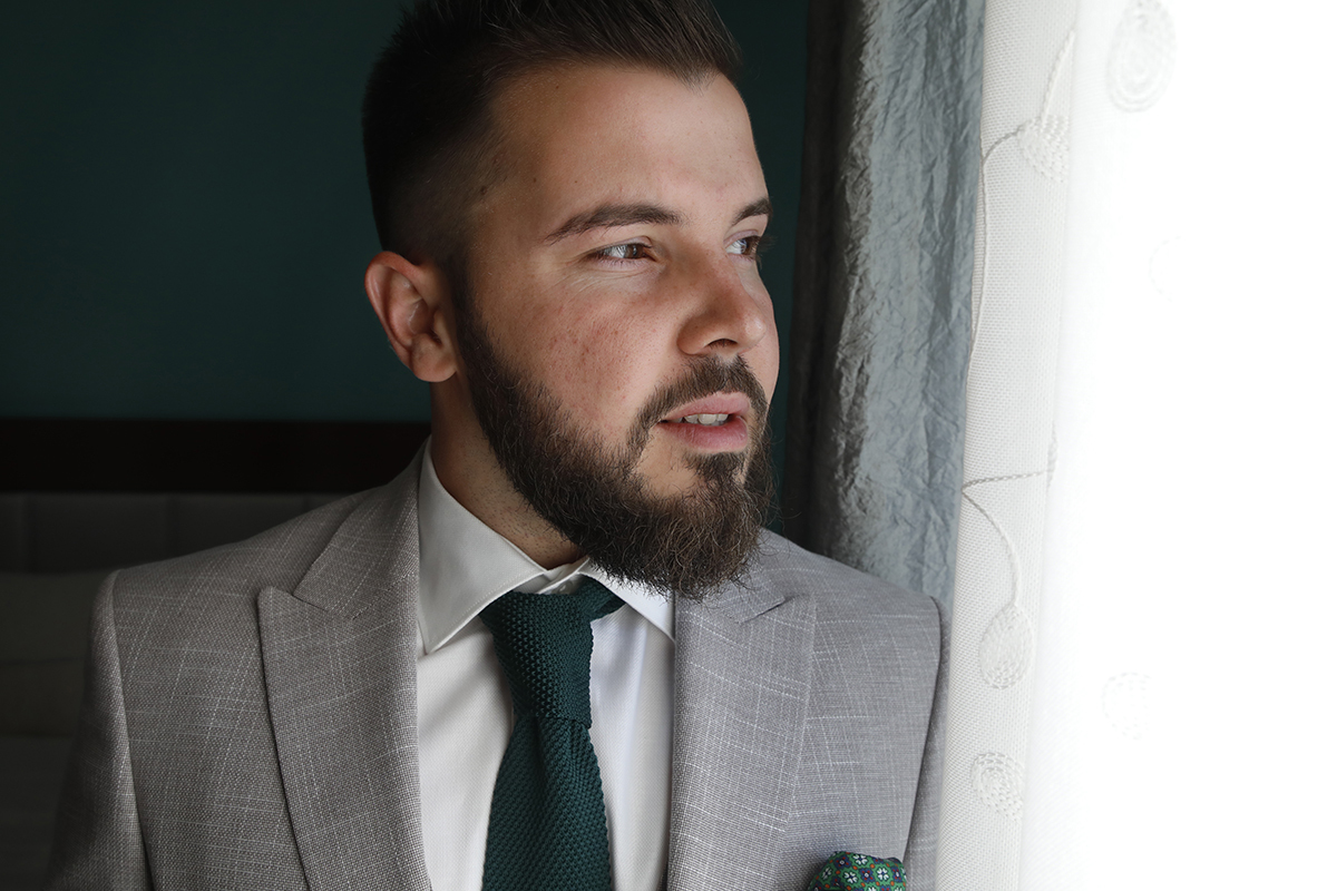 Aqui vemos o mesmo instante, mas agora o seu rosto completo irradia felicidade à medida que olha para a janela, num encontro silencioso entre a luz e o coração.