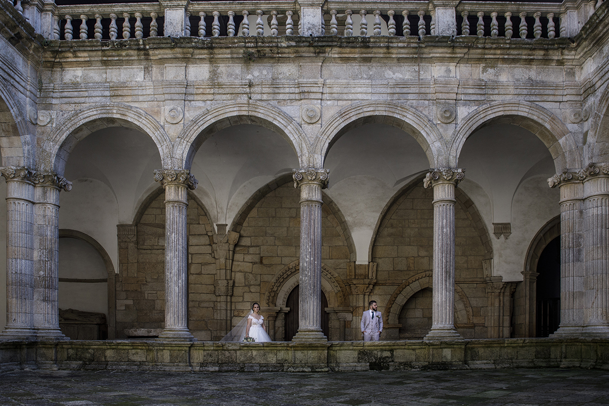 Dentro da Sé de Viseu, vemos quatro arcos majestosos divididos por colunas e, entre duas delas, Marta e Ricardo de pé, cada um junto a uma coluna, a olhar para o lado como se fizessem parte da própria arquitetura do amor.