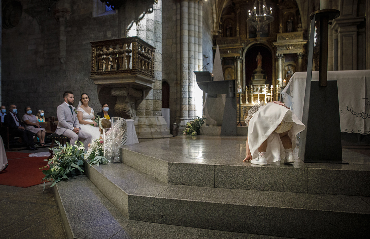De novo ao pé do altar, Marta observa Ricardo com um olhar feliz e cheio de ternura, enquanto ele encara o futuro com a seriedade tranquila de quem sabe o que escolheu.