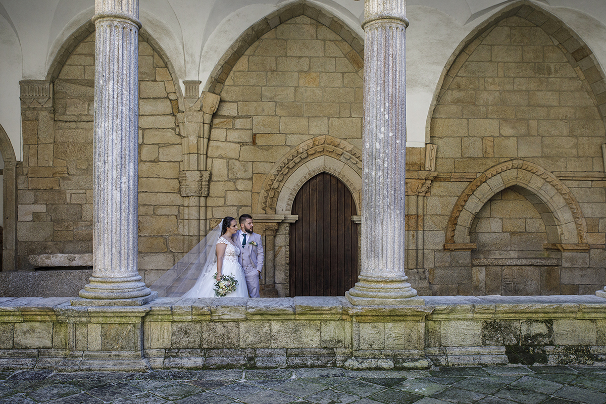 Num plano mais afastado, Ricardo está de frente para a câmara mas olha para o lado, com Marta à sua frente ligeiramente ao lado, também de perfil, criando uma composição quase cinematográfica em que os dois parecem personagens de um filme romântico.