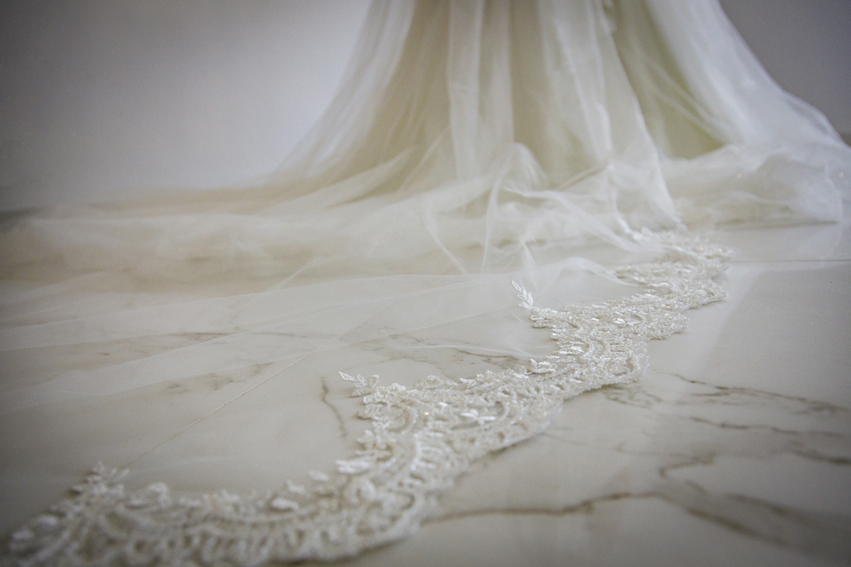 Um plano de detalhe foca o vestido a arrastar pelo chão, e entre tecidos finos e bordados lindíssimos a vinheta dá um toque de nostalgia cinematográfica.