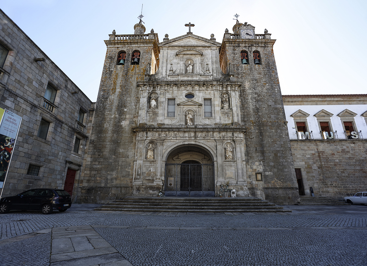 Aqui vemos a imponente Sé Catedral de Viseu, majestosa e etérea, com os seus detalhes históricos a brilharem na pedra e a prometerem um cenário inesquecível para o que está prestes a acontecer.