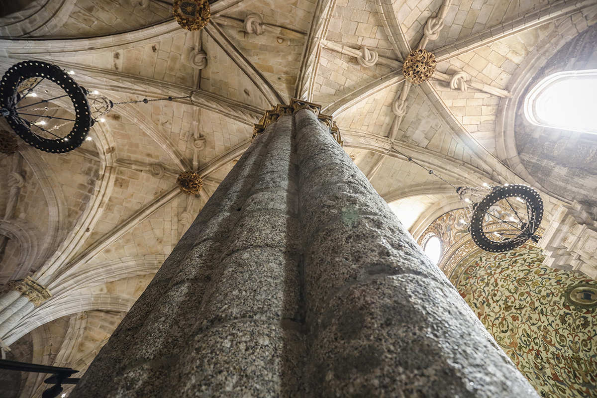 Um plano mais próximo da arquitetura revela a beleza da coluna da Sé de Viseu com todos os seus detalhes talhados no tempo, uma moldura perfeita para uma história tão especial.