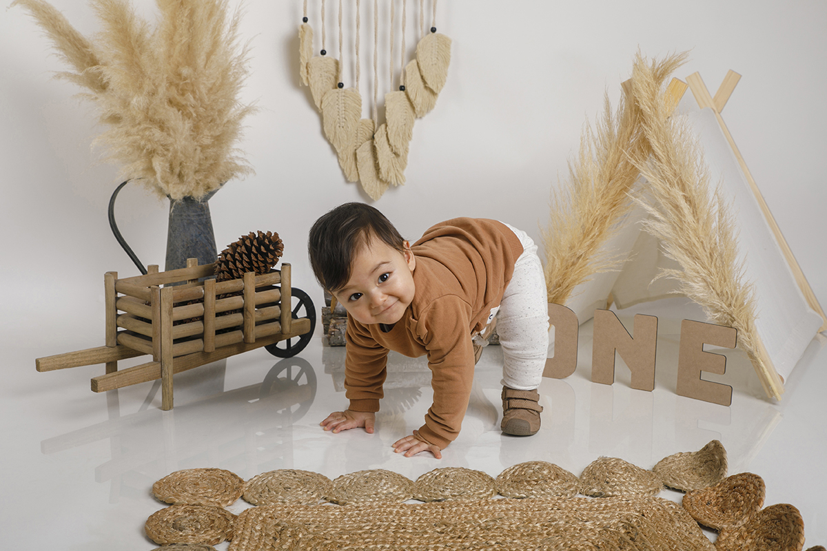 De pernas firmes e mãos no chão, o príncipe faz pose de mini explorador, olhando para cima com um sorriso de quem está a adorar ser o centro das atenções. Um momento espontâneo que mostra toda a sua energia e doçura.