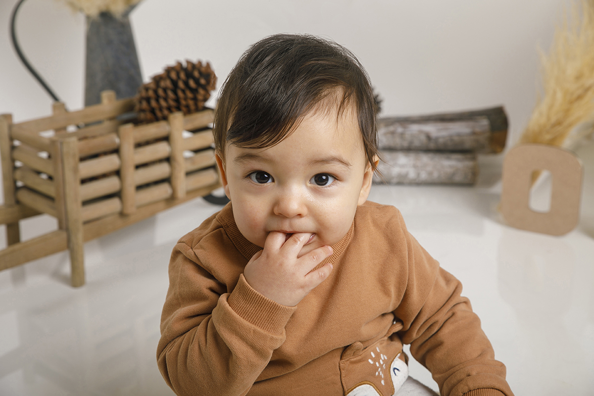 Em plano mais próximo, vemos Daniel da cintura para cima com dois dedinhos na boca. O seu olhar sério, mas sereno, cria um contraste lindo com a ternura do gesto. Puro charme em estado natural.