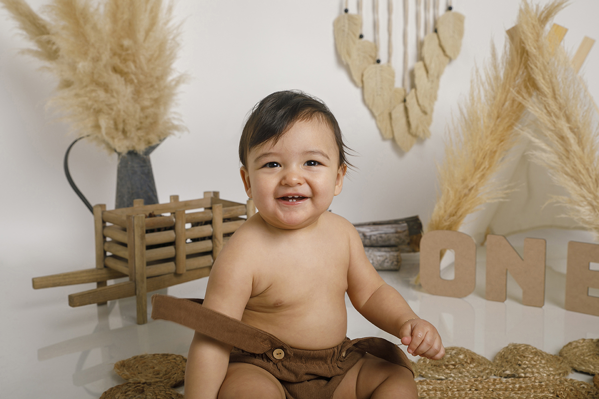 Daniel brilha da cintura para cima, sorrindo para a câmara com uma expressão luminosa. Um momento puro e genuíno.