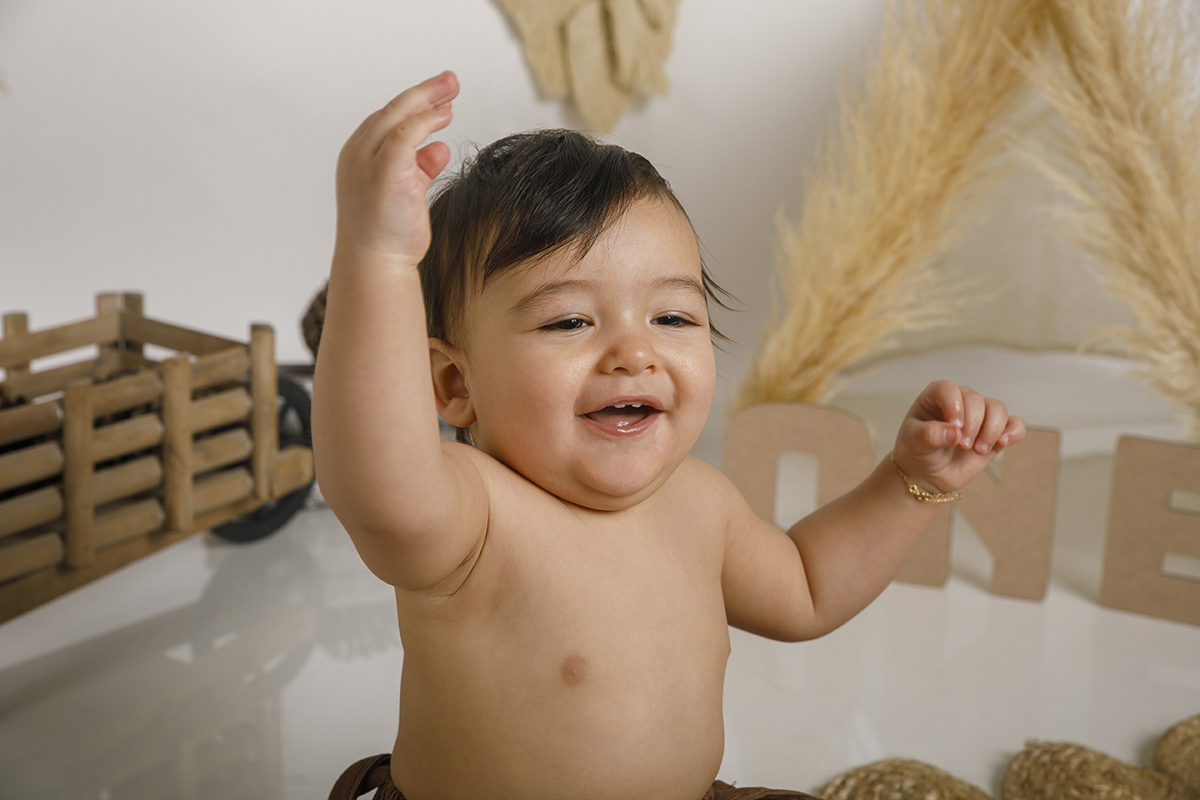 De braços no ar e sorriso aberto, Daniel parece estar a comemorar o seu próprio espetáculo. A energia positiva nesta imagem é contagiante.