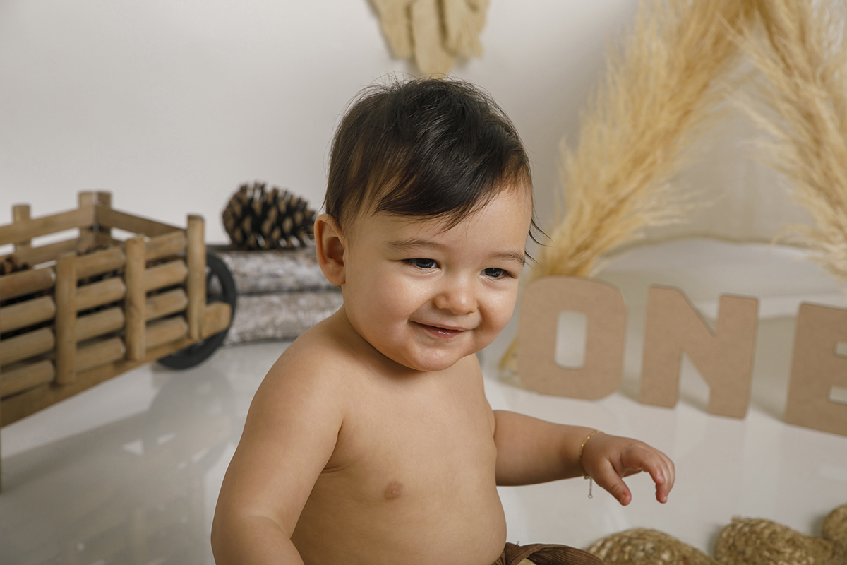 De lado, com o olhar levemente para baixo e o sorriso ainda no rosto, Daniel parece concentrado nos seus próprios pensamentos felizes.