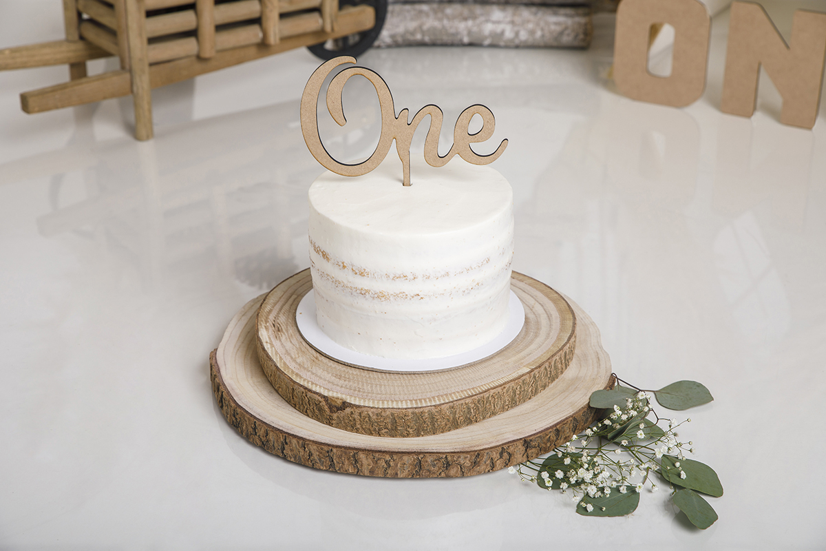 Plano mais aproximado que revela todos os detalhes doces do bolo, e sim, o chantilly parece estar a chamar pelo aniversariante.