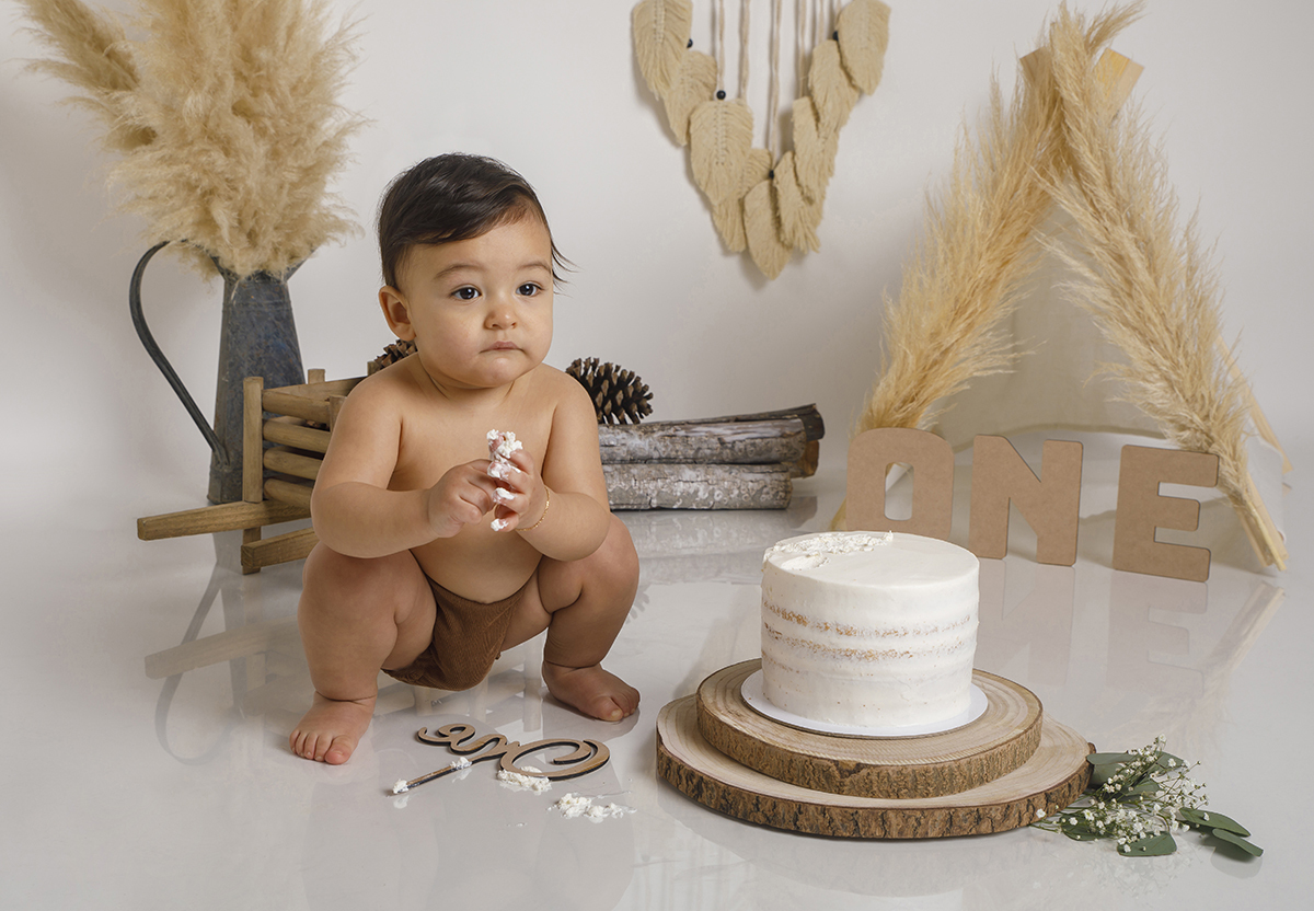 Agachado, com as mãos cheias de bolo, Daniel encara-nos com aquele ar concentrado. A plaquinha já está no chão e a festa do sabor está oficialmente aberta.