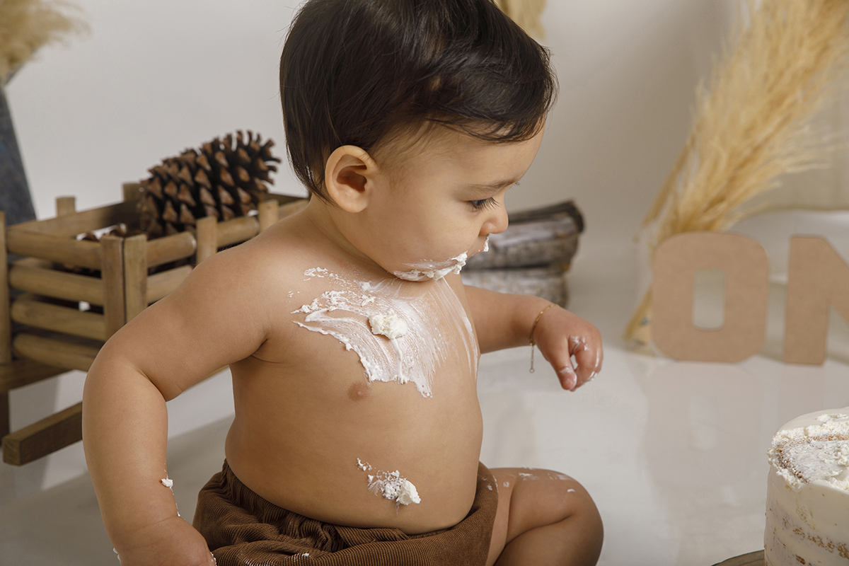 Num registo de lado, Daniel mantém a pose com bolo na boca e no corpo, enquanto o olhar se perde no horizonte. Um momento de pausa no meio da diversão.
