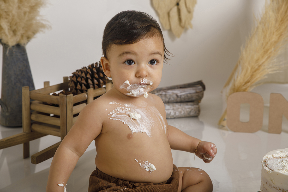 Aqui o príncipe aparece com olhar sério, mas a verdadeira arte está nas mãos, barriga e boca todas lambuzadas. Uma pintura viva de chantilly e alegria.