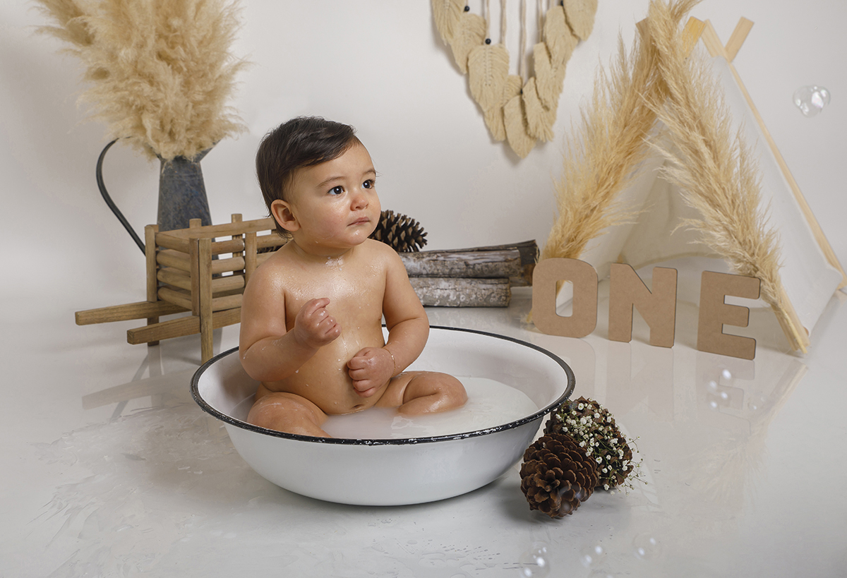 Chegamos à parte refrescante: Daniel dentro de uma bacia branca com bordas pretas, olha sério para o lado como se estivesse a meditar sobre a vida... ou sobre bolo.