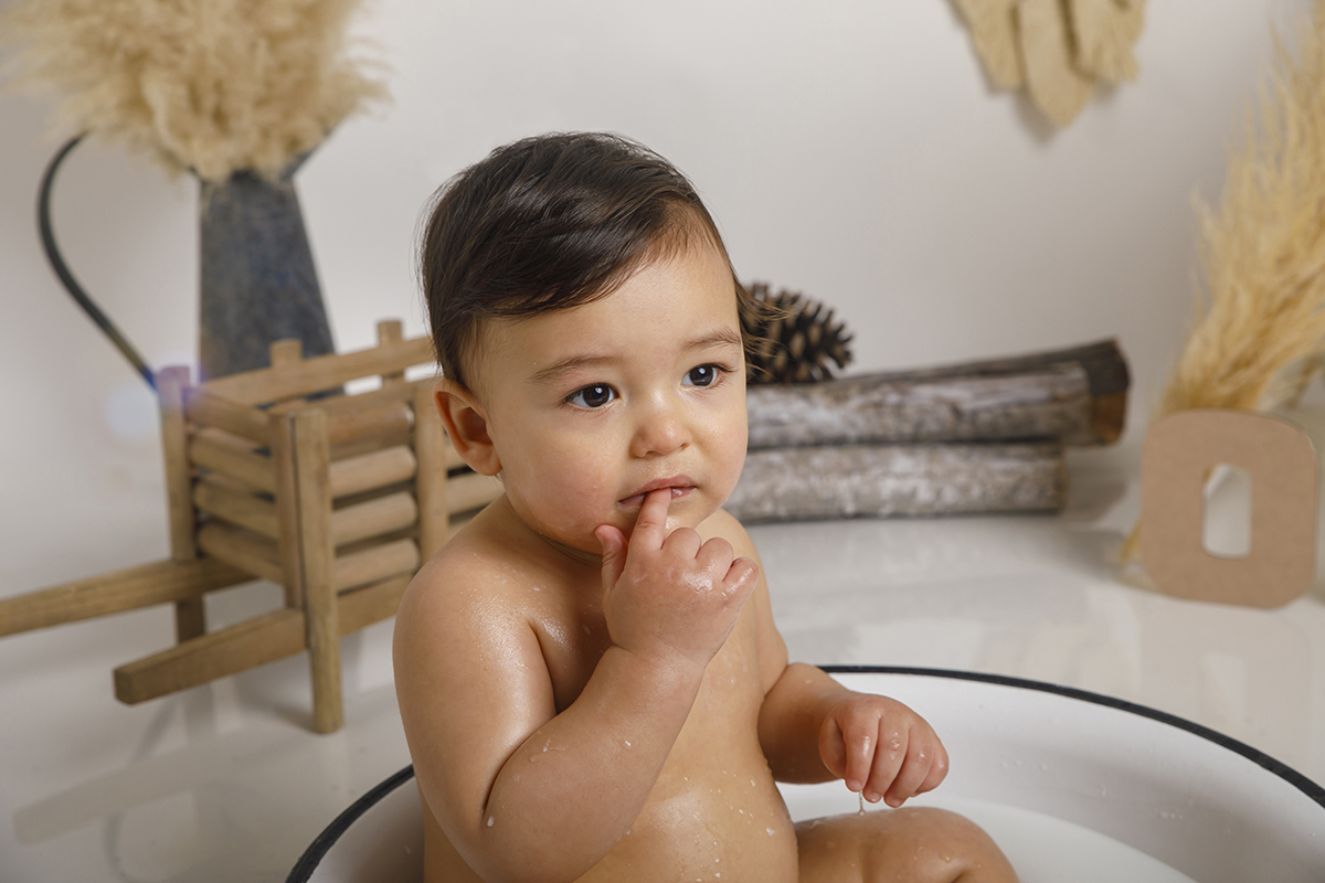 Ainda na bacia, com um dedo ao pé da boca e olhar pensativo, Daniel parece estar a filosofar sobre o que acabou de viver. Um momento profundo e doce.