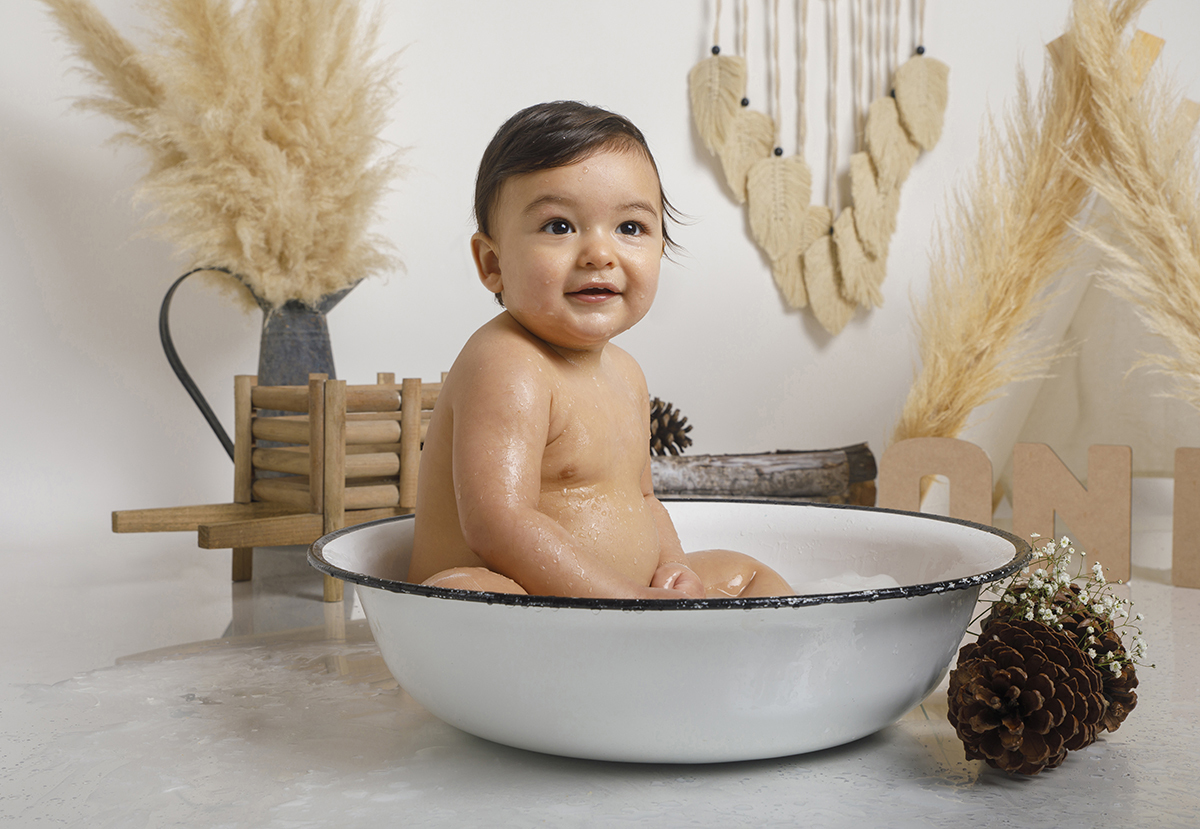 Ligeiramente de lado, com um olhar sério mas feliz, Daniel mantém as mãos na água e o coração cheio de encanto. O príncipe fecha o ensaio com estilo e elegância.