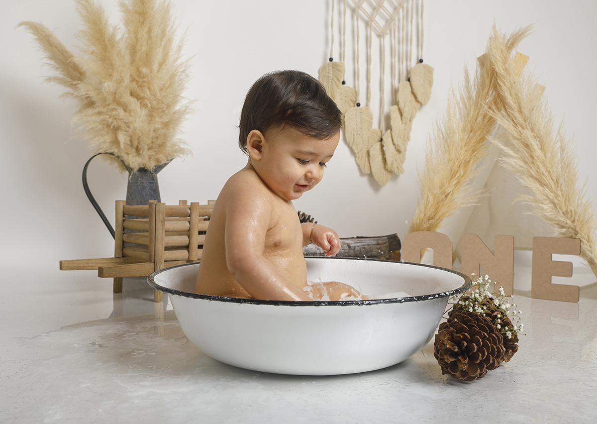 Agora a olhar para baixo, com as mãos a chapinhar na água, Daniel diverte-se e espalha respingos de alegria.