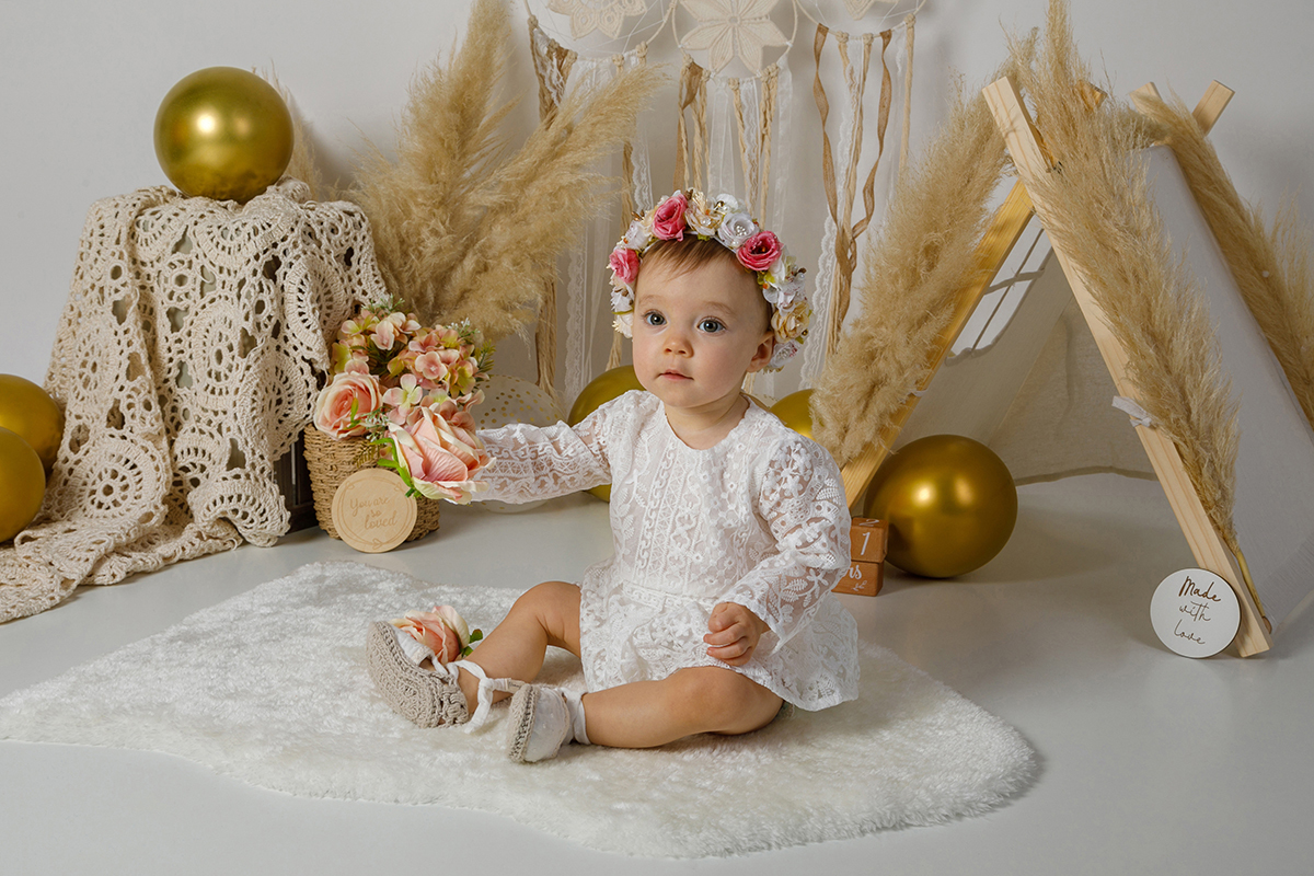 Sentada confortavelmente, a Constança brinca com um dos elementos decorativos, mostrando a sua natureza exploradora e divertida.