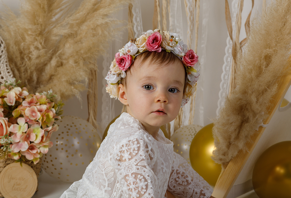 Agora sentada, surge da cintura para cima, mantendo o seu olhar sério e expressivo, um retrato delicado e cheio de personalidade.