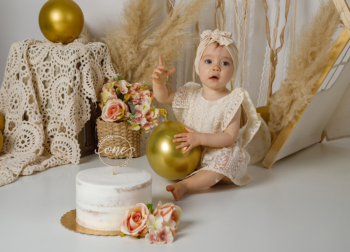 Com uma mão num balão dourado e outra a apontar o dedo para o céu, Constança afasta-se do bolo, talvez a imaginar onde mais poderá levar esta festa.