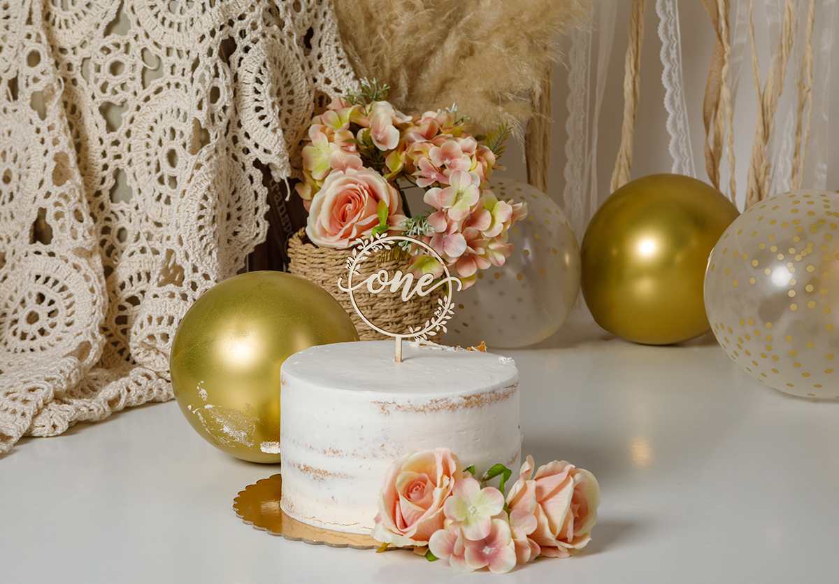 O delicioso e caprichado bolo da Constança ganha protagonismo neste plano, pronto para ser descoberto... ou devorado!