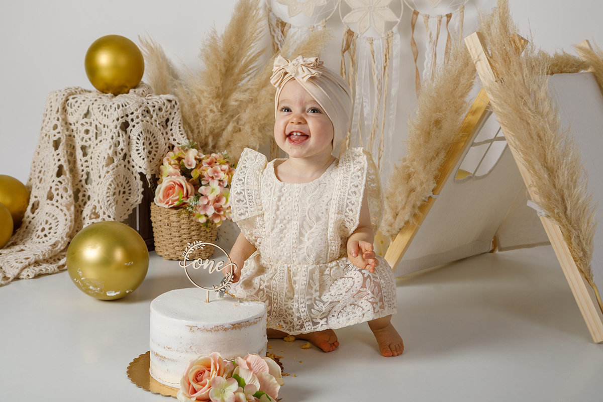 Ainda no mesmo lugar, ela já se levanta um pouco, com um sorriso gigante no rosto enquanto olha para cima, a felicidade é palpável!