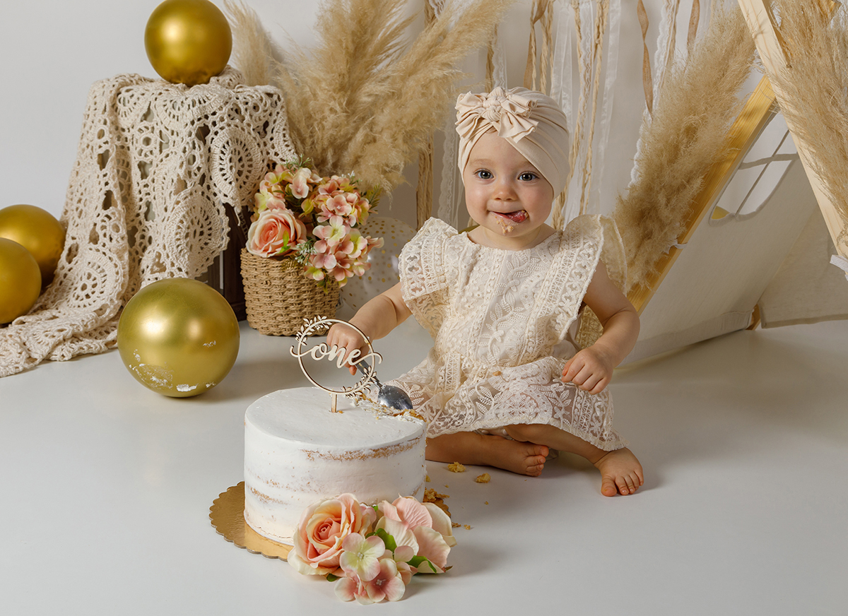 Com a língua de fora e a colher a tirar um pedaço do bolo, Constança mostra uma expressão de pura delícia, prova dada, bolo aprovado!