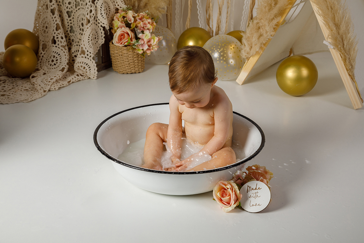 Agora numa bacia com água, a Constança ri-se de felicidade enquanto chapinha com as mãos, a água salta e a diversão continua!