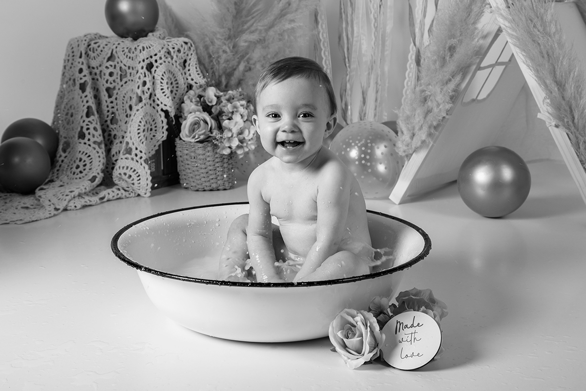 Num elegante registo a preto e branco, a Constança olha para a câmara com um sorriso rasgado e expressão de pura alegria, um final artístico para uma sessão memorável.