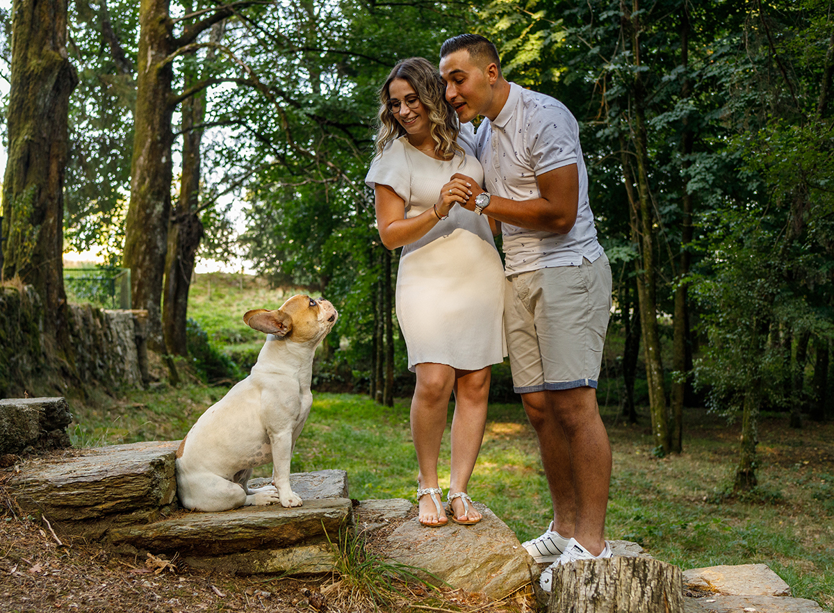 Num plano mais próximo, o cãopanheiro está sentado num degrau a olhar para os seus donos. Jorge e Sabrina estão um degrau à frente, lado a lado de mãos dadas, a olhá-lo com ternura, enquanto ele retribui o olhar.