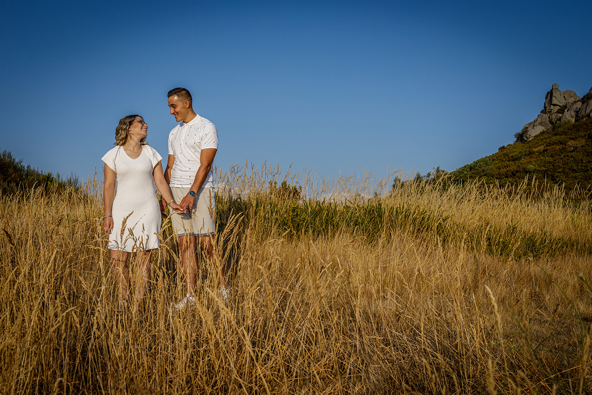 Num cenário com espigas douradas e céu azul, Jorge e Sabrina estão do lado esquerdo, de mãos dadas e a olharem-se com suavidade. Um momento calmo e romântico.