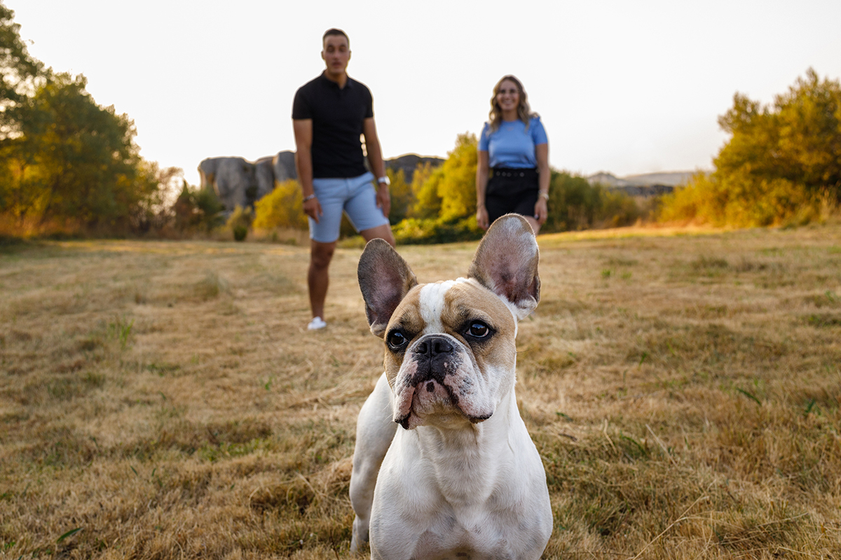 Jorge e Sabrina estão atrás, um pouco afastados, mas a sorrirem para a câmara. Entre eles, o cão, muito sério, olha diretamente para a lente com as orelhas levantadas.