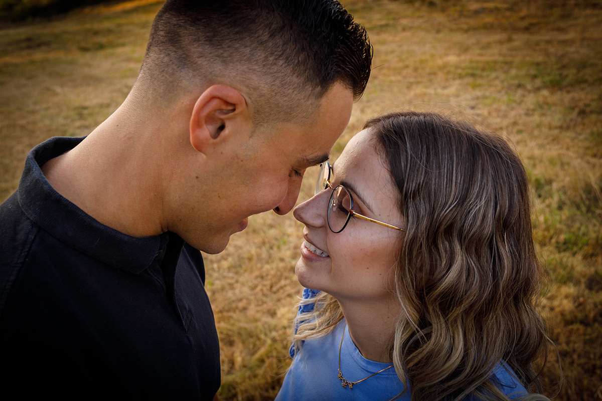 Um plano aproximado do pescoço para cima mostra os dois muito próximos, olhos nos olhos, quase a beijarem-se. Um momento de intimidade e amor puro.