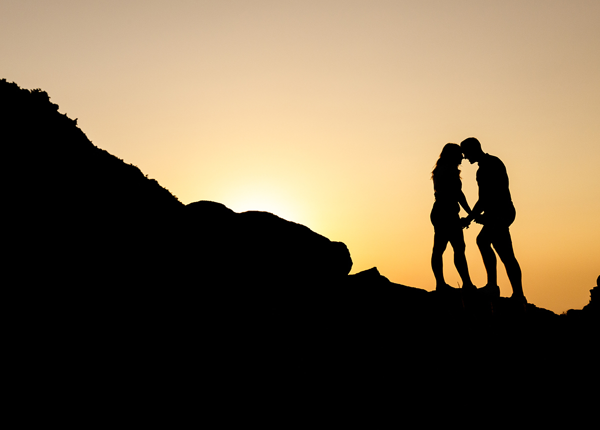 Com a rocha a descer novamente, vemos os dois ao fundo, de mãos dadas e com as caras bem juntinhas. Um momento simples, mas profundamente emotivo.