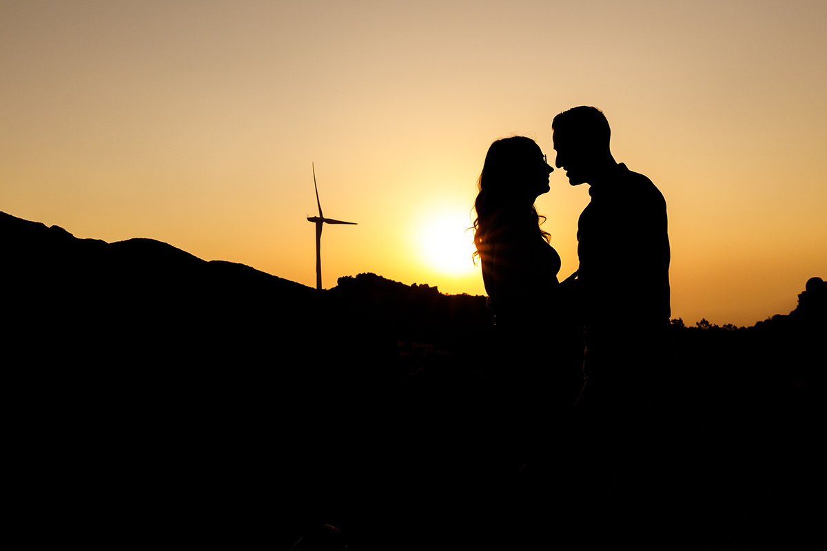 Num plano mais aproximado, os dois estão frente a frente, quase a beijarem-se. O sol visível atrás das rochas cria uma moldura perfeita para este momento de puro amor. Uma imagem que transmite intensidade, ligação e ternura.