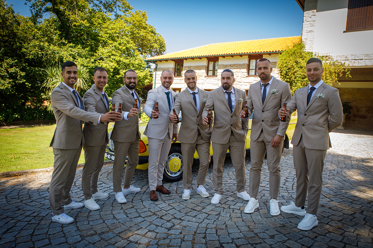 Copos de champanhe, olhares cúmplices e risos genuínos, o noivo ao centro, rodeado por amigos que celebram a vida com ele.