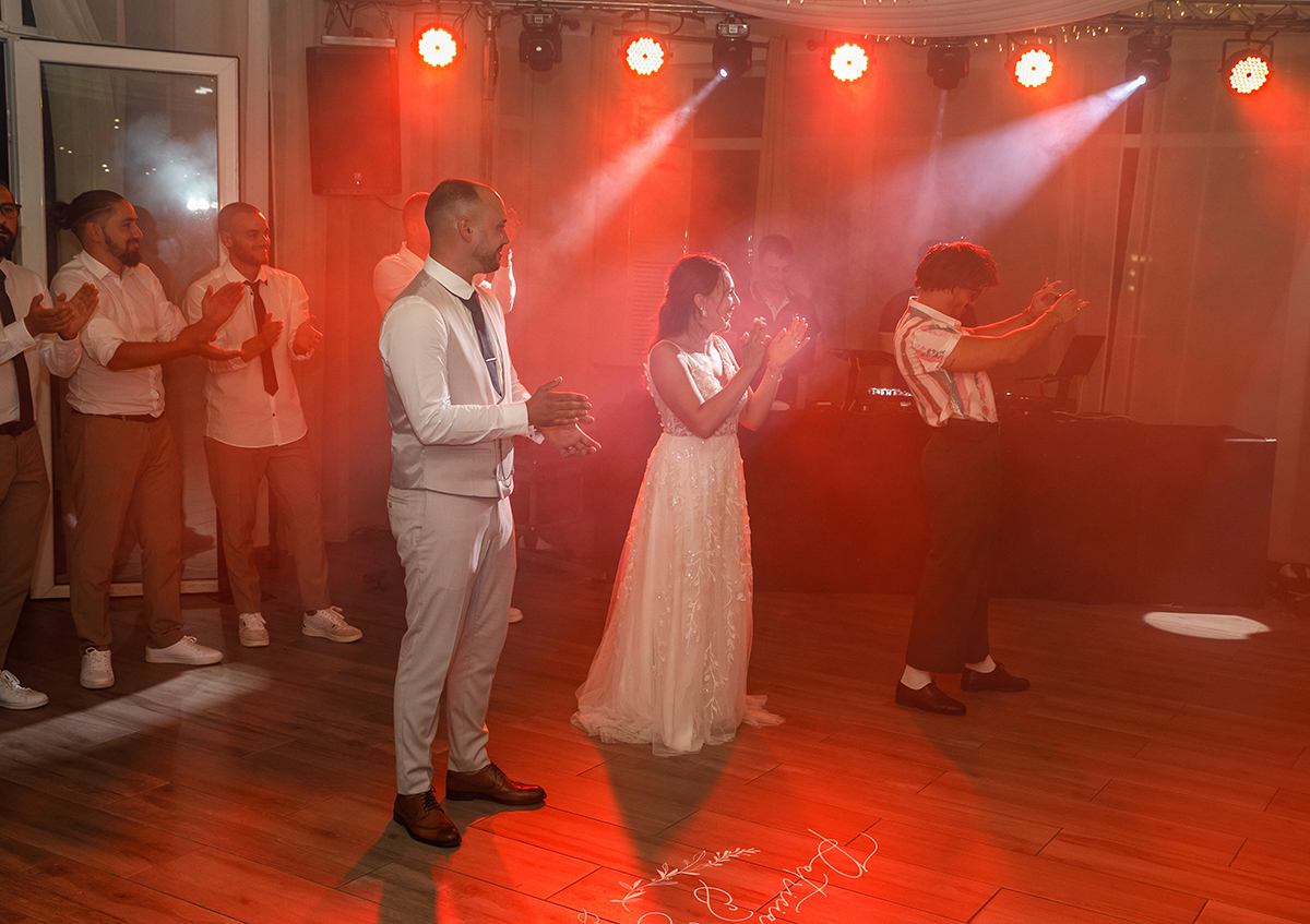  Bruno, Patrícia e o Sr. Camaleão aplaudem em sintonia, seguidos pelos amigos, uma sequência digna de videoclipe.