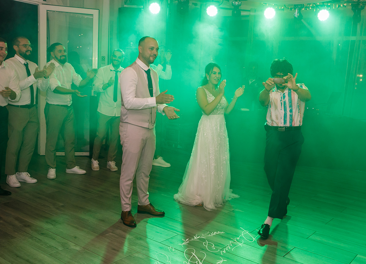 Sob luz verde, o Sr. Camaleão aponta para a câmara com um Nokia antigo, provocando gargalhadas, um momento impagável de humor e nostalgia.