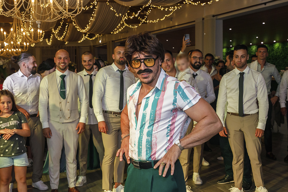 Uma coreografia de diversão: agachados, braços no ar, luzes azuis e cor-de-rosa, todos imitam o Sr. Camaleão numa energia contagiante que faz vibrar o salão.