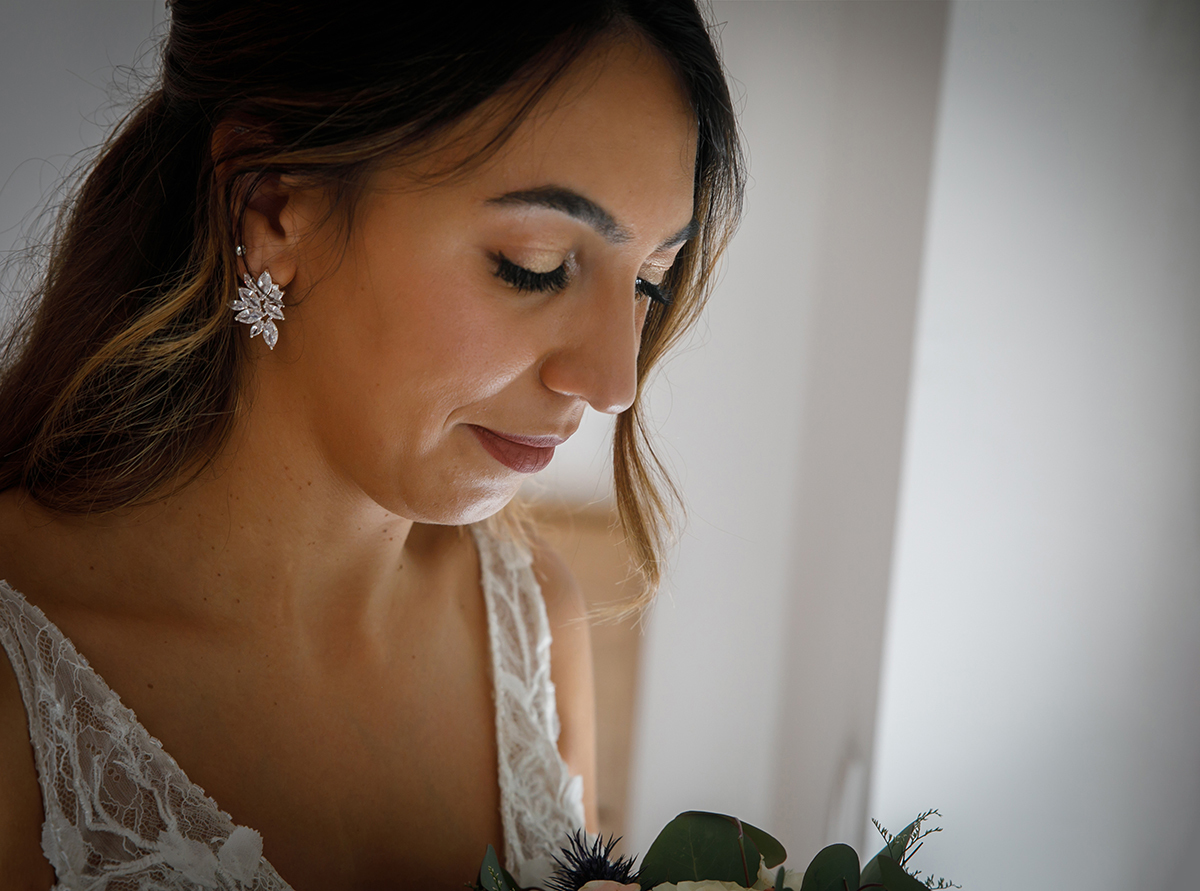 Em vinheta e num plano íntimo, Patrícia surge com os olhos fechados, o rosto sereno inclinado para baixo, como se escutasse o sussurro do seu coração.